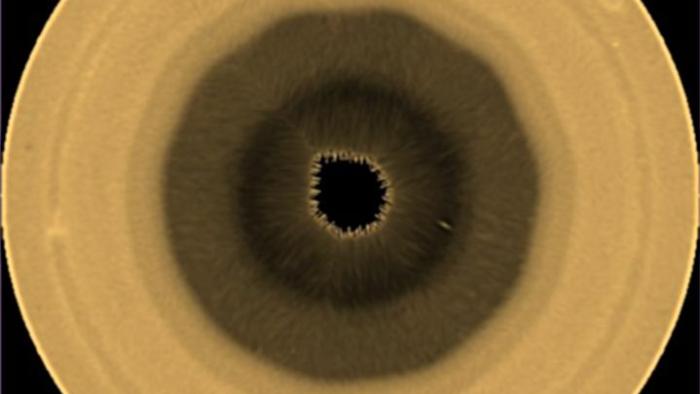 Un equipo español descubre por primera vez una onda decagonal en el polo sur de Saturno Saturno